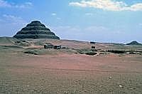 Sakkara: Die Stufenpyramide des Pharao Djoser aus der 3. Dynastie des Alten Reiches um 2650 v. Chr. ist die lteste und mit einer Hhe von 62,5 Metern die neunthchste der gyptischen Pyramiden.