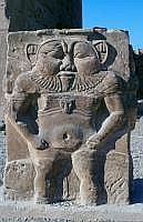 Dendera: Hathor-Tempel - Gott Bes, Schutzgottheit der Gebrenden, Frauen und Kinder