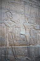 Luxor-Tempel: altgyptische Gottheit Min mit erigiertem Penis. Ursprnglich war Min der Schutzherr der Karawanenwege zum Roten Meer, parallel zu Seth in den Oasen der Libyschen Wste. Er wird als Fruchtbarkeitsgott angesehen, der sich selbst erzeugt hat .
