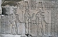 Tempel von Kom Ombo: Sobek als Gott mit menschlichem Krper und dem Kopf eines Krokodils