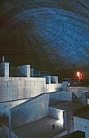Abu Simbel: Die Verlegung der beiden Tempel von Abu Simbel erfolgte  in den Jahren 1964 und 1968.  Fr die Verlegung und den Wiederaufbau wurden die Tempel in 1036 Blcke zerschnitten, deren jeweiliges Gewicht zwischen 7 und maximal 30 Tonnen betrug. Ihr neuer Standort sollte ca. 180 Meter landeinwrts und 64 Meter ber dem alten Tempelareal liegen. Das Innere der Tempel wird – teilweise hngend – von einer darber befindlichen Stahlbetonkuppel gehalten, die 140 Meter misst.