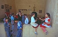 WADI NATRUN: Koptisches Kloster Deir Anba Bishoi - Kinder whrend des mehrstndigen Gottesdienstes