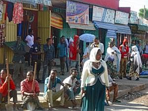 Awassa-See: Fischmarkt - Arbeit-Suchende P1080024