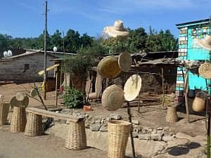 Auf dem Weg nach Konso: Straßenbilder, aus dem fahrenden Auto fotografiert - Flechthandwerk P1080027