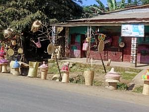 Auf dem Weg nach Konso: Straßenbilder, aus dem fahrenden Auto fotografiert - Flechthandwerk P1080028