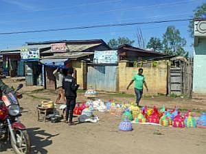 Auf dem Weg nach Konso: Straßenbilder, aus dem fahrenden Auto fotografiert P1080032