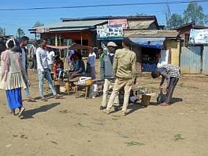 Auf dem Weg nach Konso: Straßenbilder, aus dem fahrenden Auto fotografiert - Verkaufsstände P1080033