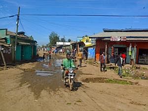Auf dem Weg nach Konso: Straßenbilder, aus dem fahrenden Auto fotografiert - Dorfstraße P1080034