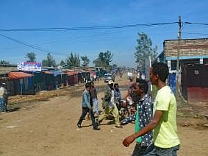 Auf dem Weg nach Konso: Straßenbilder, aus dem fahrenden Auto fotografiert - Dorfstraße P1080035
