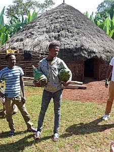 Auf dem Weg nach Konso: Besuch eines Sidama-Hauses - Jugendliche P1080037