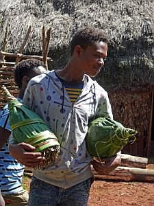 Auf dem Weg nach Konso: Besuch eines Sidama-Hauses - Jugendliche P1080038