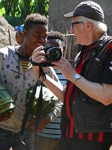 Auf dem Weg nach Konso: Besuch eines Sidama-Hauses - Kontaktaufnahme P1080039