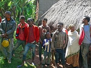 Auf dem Weg nach Konso: Besuch eines Sidama-Hauses - Jugendliche P1080044