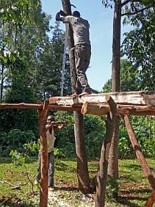 Auf dem Weg nach Konso: Besuch eines Sidama-Hauses - Sägen von Brettern aus einem Stamm mit der Handsäge P1080052