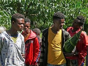 Auf dem Weg nach Konso: Besuch eines Sidama-Hauses - Jugendliche P1080055