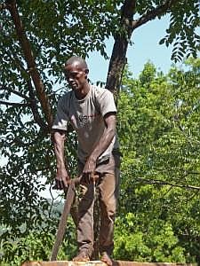 Auf dem Weg nach Konso: Besuch eines Sidama-Hauses - Sägen von Brettern aus einem Stamm mit der Handsäge P1080059