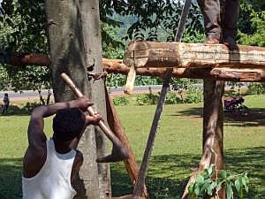 Auf dem Weg nach Konso: Besuch eines Sidama-Hauses - Einschlagen eines Keils P1080061