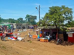 Auf dem Weg nach Konso: Straßenbilder, aus dem fahrenden Auto fotografiert - Straßenmarkt P1080068