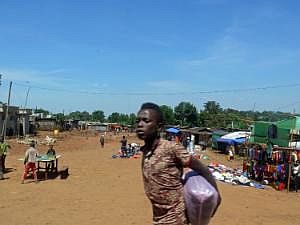 Auf dem Weg nach Konso: Straßenbilder, aus dem fahrenden Auto fotografiert - Straßenmarkt P1080070