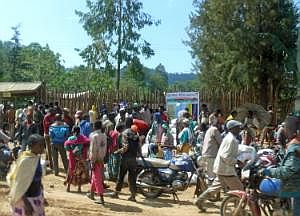 Auf dem Weg nach Konso: Straßenbilder, aus dem fahrenden Auto fotografiert - Ausgabe von Hilfsgütern, USAID - World Vision P1080078