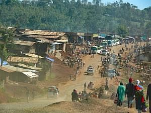 Auf dem Weg nach Konso: Straßenbilder, aus dem fahrenden Auto fotografiert - Dorfstraße P1080098