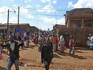 Auf dem Weg nach Konso: Straßenbilder, aus dem fahrenden Auto fotografiert - Dorfstraße P1080105