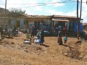 Auf dem Weg nach Konso: Straßenbilder, aus dem fahrenden Auto fotografiert - Dorfstraße P1080106