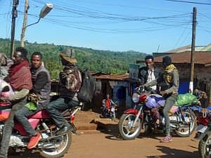 Auf dem Weg nach Konso: Straßenbilder, aus dem fahrenden Auto fotografiert - Motorräder als Taxis P1080113