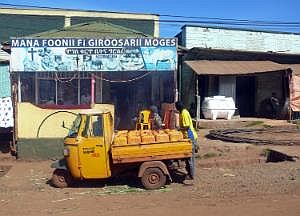Auf dem Weg nach Konso: Straßenbilder, aus dem fahrenden Auto fotografiert - Wassertransport P1080116