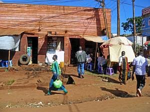 Auf dem Weg nach Konso: Straßenbilder, aus dem fahrenden Auto fotografiert - Straßenszene P1080117