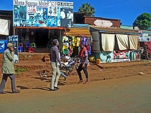 Auf dem Weg nach Konso: Straßenbilder, aus dem fahrenden Auto fotografiert - Straßenszene P1080118