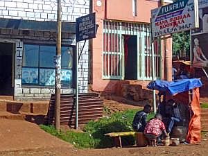 Auf dem Weg nach Konso: Straßenbilder, aus dem fahrenden Auto fotografiert - Schuhputzer P1080119