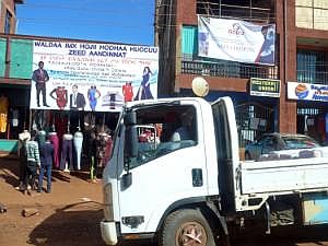 Auf dem Weg nach Konso: Straßenbilder, aus dem fahrenden Auto fotografiert - Straßenszene P1080120