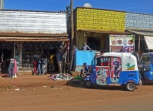 Auf dem Weg nach Konso: Straßenbilder, aus dem fahrenden Auto fotografiert - Straßenszene P1080122