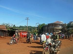 Auf dem Weg nach Konso: Straßenbilder, aus dem fahrenden Auto fotografiert - Straßenszene P1080124
