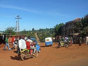 Auf dem Weg nach Konso: Straßenbilder, aus dem fahrenden Auto fotografiert - Straßenszene P1080125