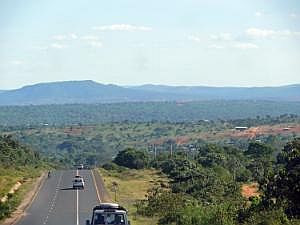 Auf dem Weg nach Konso: Straßenbilder, aus dem fahrenden Auto fotografiert - gut ausgebaute Straße P1080131