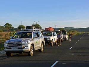 Auf dem Weg nach Konso: Straßenbilder, aus dem fahrenden Auto fotografiert - Unsere Geländewagen-Kolonne P1080172