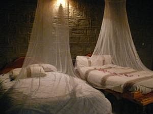 Konso: Kanta Lodge, Zimmer mit Moskito-Netzen P1080173