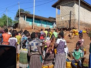 Stadt Konso: Warten an der Wasserstelle P1080190