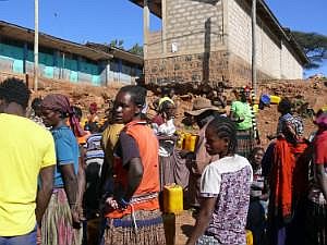 Stadt Konso: Warten an der Wasserstelle P1080191