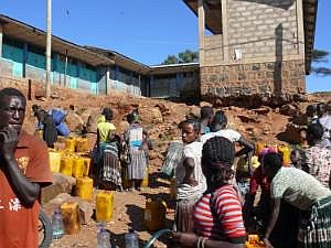 Stadt Konso: Warten an der Wasserstelle P1080192