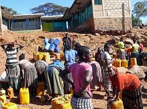 Stadt Konso: Warten an der Wasserstelle P1080194
