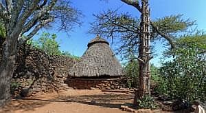 Konso: Dorf Gamule - Versammlungsplatz P1080212_stitch