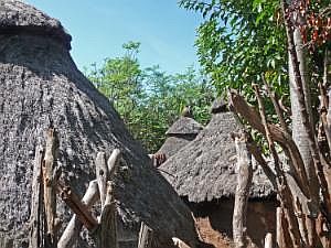 Konso: Dorf Gamule - traditionelle Häuser P1080222