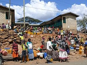 Stadt Konso: Warten an der Wasserstelle P1080820