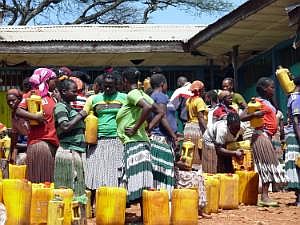 Stadt Konso: Warten an der Wasserstelle P1080821