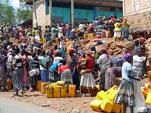 Stadt Konso: Warten an der Wasserstelle P1080822