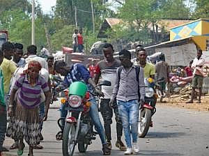 Stadt Konso: Straßenszene P1080823