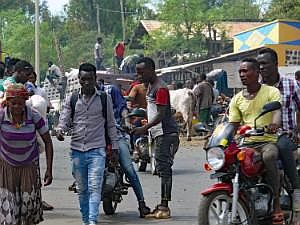 Stadt Konso: Straßenszene P1080824